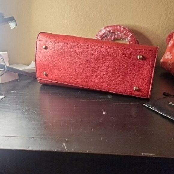 Badgley Mishka Red Handbag with Gold Chain - Picture 4 of 6